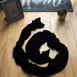 Velvet black elastic on trend scarf